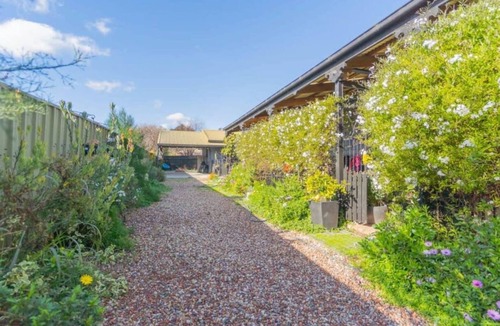 White Hills House | Nouvelle Studio - Private modern studio near Bendigo CBD