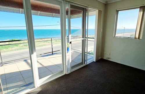 Shoalwater House | Oceanfront 4 Bedroom home, spectacular views! Walk to cafes and Penguin Island.