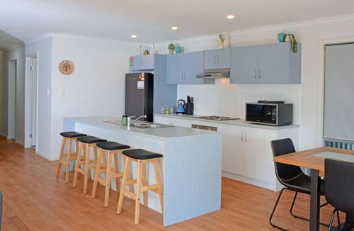 Middleton House | Oceans 5—Serene Sanctuary, Walk to Beach & Cafés