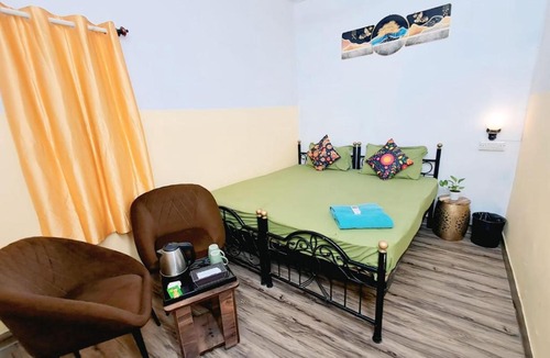 Lake Swaroop Sagar Hostel | Old Skool Udaipur - 20 Meter From Lake