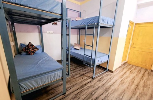 Lake Swaroop Sagar Hostel | Old Skool Udaipur - 20 Meter From Lake