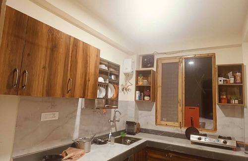Old Manali Cottage | Old Town Manali Homestay, Cozy Room with Apple Orchard & Mountain Views