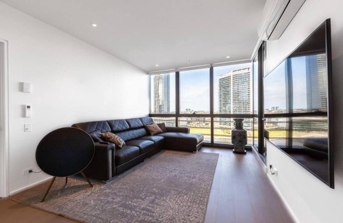 Docklands Apartment | On the River - A Resort-style Retreat in Docklands