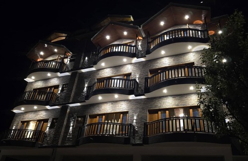 Manali Apartment | Orophile's Retreat: Mountain Views & River Serenity