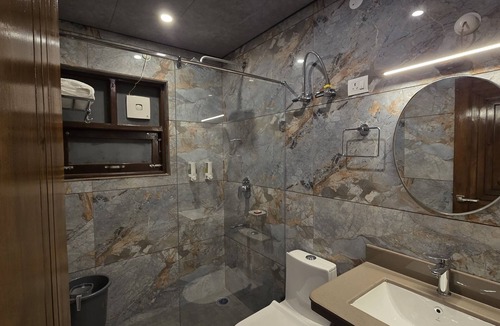 Manali Apartment | Orophile's Retreat: Mountain Views & River Serenity