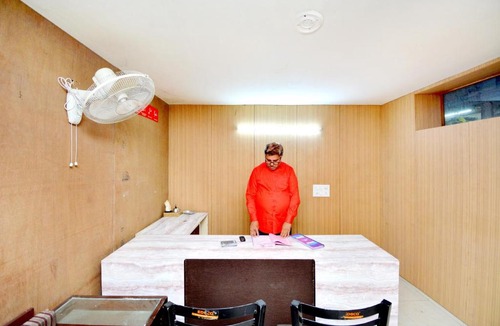 Focal Point Hotel | OYO 42769 Vij Guest House