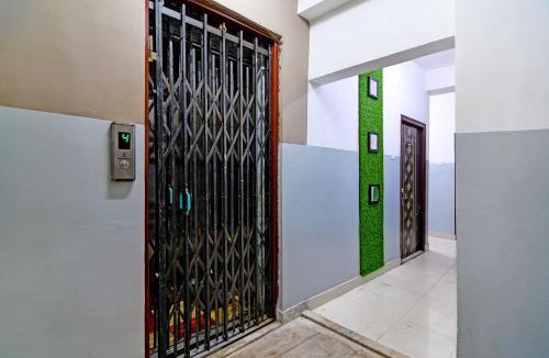 Block E Hotel | OYO 82026 BANGUR INN