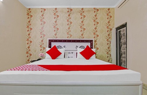 Dwarka Hotel | OYO Flagship Hotel Vibrant Near Dwarka Mor Metro Station