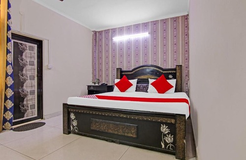 Dwarka Hotel | OYO Flagship Hotel Vibrant Near Dwarka Mor Metro Station