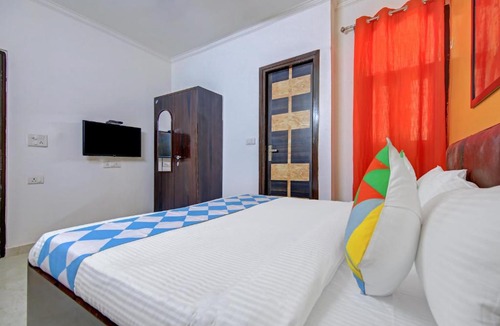 Sainik Farm Hotel | OYO Townhouse Saket Residency 1 Delhi