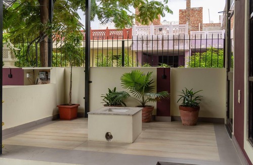 Jaipur District House | Paintaura Homestay Jaipur - 3 Queen Rooms, Garden & Kitchen