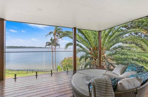 Toukley House | Panoramic Lakefront 6 BDRM Villa