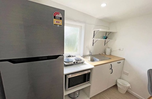 Parkdale Cabin | Parkdale Compact Backyard Cabin Beachside Wi-Fi near Mentone