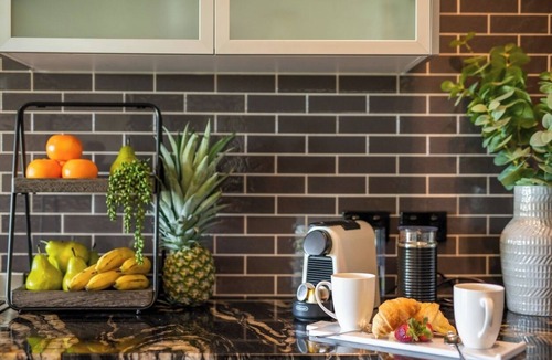 Airlie Beach House | Peaceful 4 Bed 3 Bath property overlooking Pioneer Bay & Airlie Beach beyond