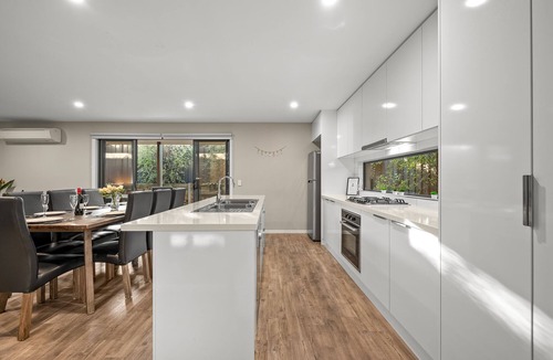 Golden Point House | Peaceful and Private Modern Townhouse - Steps from Sovereign Hill & Lake Esmond