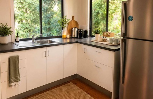 Brisbane Waterfront Bed & Breakfast | Peaceful Macleay Island retreat: nestled in nature, private self-contained unit.