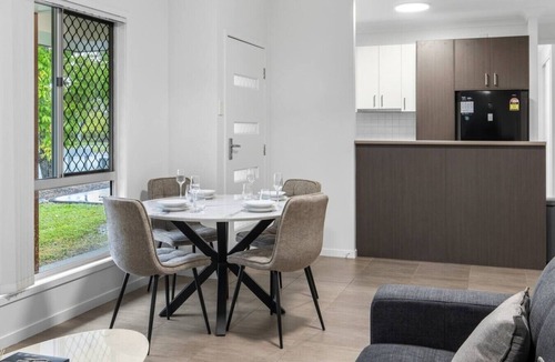 Mount Warren Park House | Peaceful Retreat Near Shops & Cafés|Secure Parking