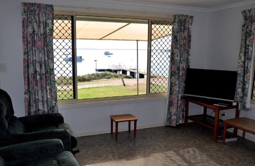 Lake Wangary House | Pearly Shells is an original Coffin Bay shack in the perfect location.