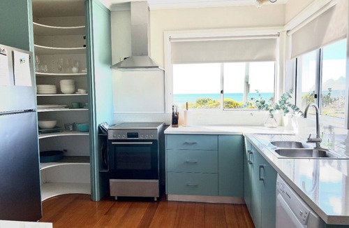 Penguin House | Penguin Beach House - STUNNING OCEAN VIEWS. 4 minute walk into heart of town.