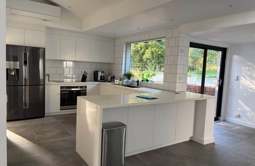 Gooseberry Hill House | Perth Hills Retreat | City Views | Luxury Beds