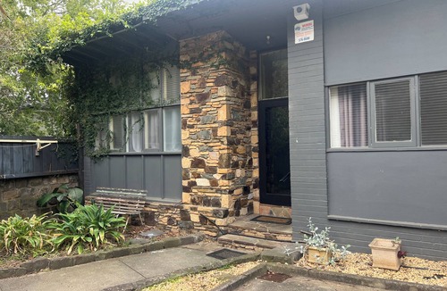 Surrey Hills Apartment | 🐶 PET FRIENDLY : 2 Bedroom Ground level. Private. Trams .Park. Netflix.Pet ok