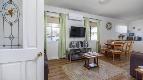 Bongaree House | Pet Friendly Cottage