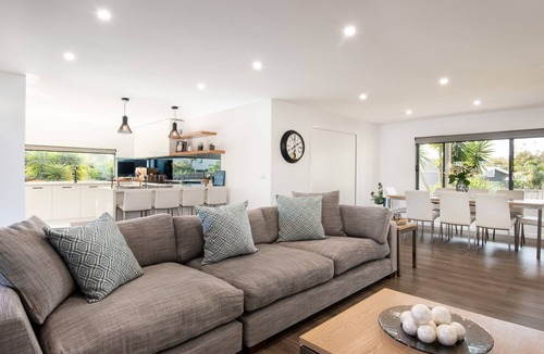 Rosebud House | Pet Friendly - Waterfall Gully Retreat with Gas heated Pool