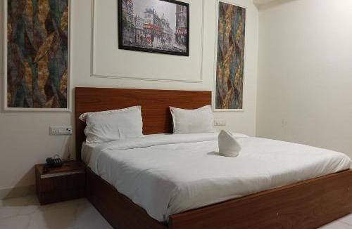 Greater Noida Hotel | PLAY GOLDEN PETELS near cherry county