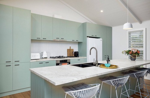 Sorrento House | Poolside entertainer for families and their pets. Easy walk to beach & town.
