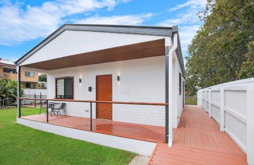 Macgregor House | Poolside Family Cottage near Shopping Towns