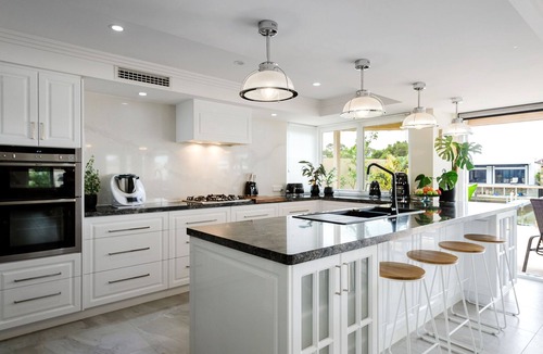 Halls Head House | Port Mandurah Artisan – Luxury on the Canal with Jetty & Spa Suites