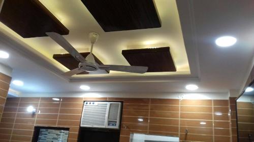 Lajpat Nagar Apartment | Posh, Nice Foreigner Area Lajpat Ngar Luxury Room