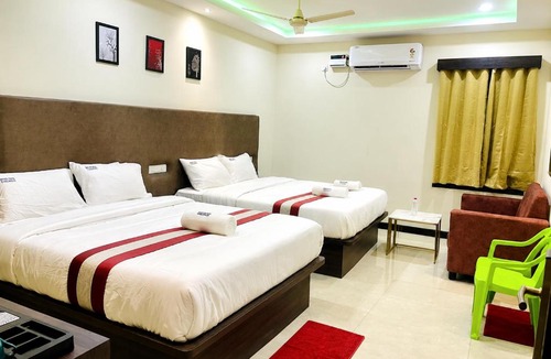Tirupati Hotel | Premium Hotel DS TIRUPATI - near the central bus station and Railway Station - Air-conditioned units equipped with flat-screen TVs, kettles, and free toiletries - BEST FAMILY HOTEL IN TIRUPATI