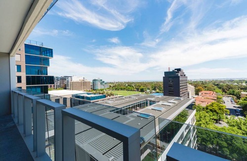 Melbourne Apartment | Pride Fawkner Apt Bay-view (LXII) *PARKING+POOL/GYM 55' Smart TV Netflix & Foxtel