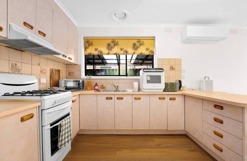Cranbourne House | Prime Location 3BR Family Home 3-Min Walk to Shops