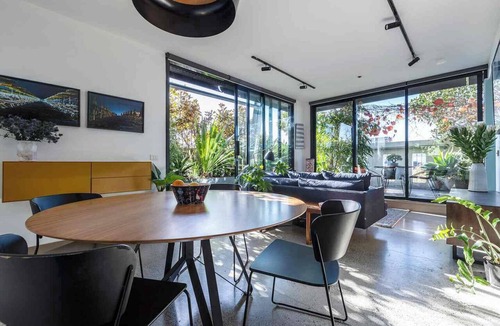 Fitzroy Apartment | Private balcony garden oasis in the heart of Fitzroy