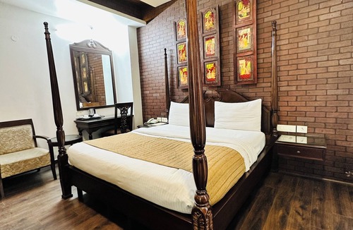 Rajouri Garden Hotel | Qotel Signature Lavish Inn Rajouri Garden