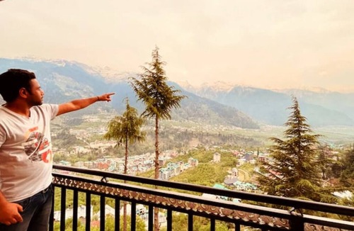 New Manali Apartment | Queen Bedroom Snowview Balcony