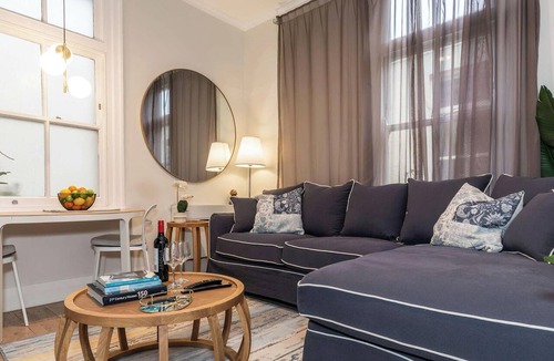 Kings Cross Apartment | Quiet Art Deco 3BR Retreat in the Heart of Potts Point