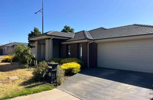 Melton South House | Quiet Melton Retreat 4BR + Garage