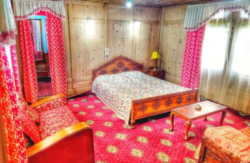 Dal Lake Boat Rental | Raja's Palace Houseboat - Lake View