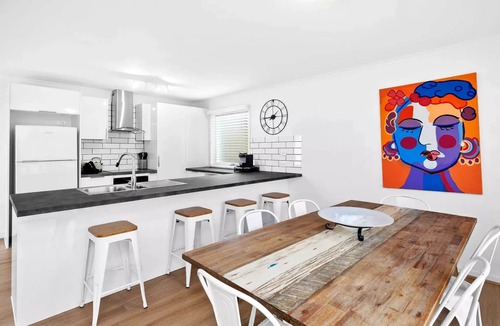 Torquay House | Relaxed Coastal Beach House close to picturesque reserve and beaches