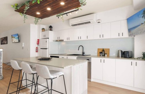 Kangaroo Point Apartment | Resort Hideaway - Pool, Gym, BBQ, Tennis Court!