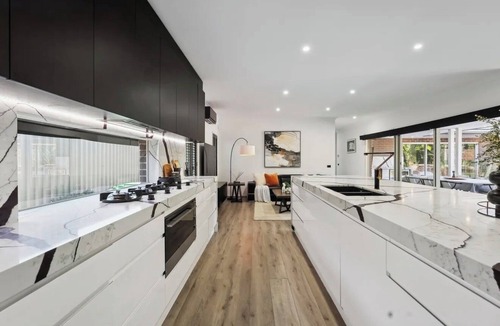 Craigieburn House | Resort-style family retreat with pool, gym & basketball