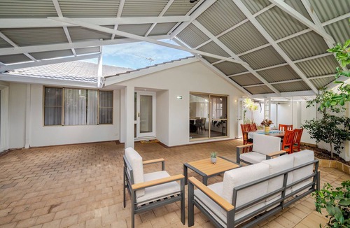 Shelley House | Riverside 4BR Retreat Shelley|Sleep8|Near Curtin| Min walks to river|CBD|Airport