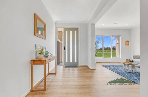 Echuca House | Riverside Meadows - Echuca Holiday Homes