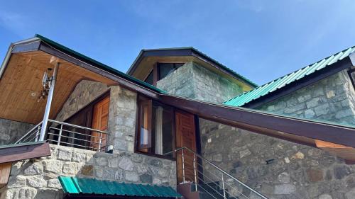 Manali Ski Chalet | Romantic loft with mountain view in manali