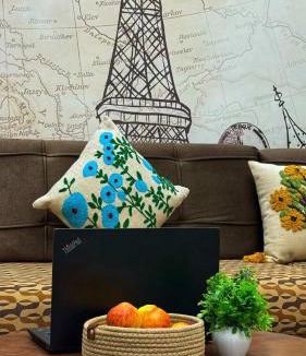 Bullawala House | Romantic Mountain Room for Couples, Work Friendly