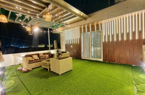 Chhatarpur Apartment | Rooftop Retreat