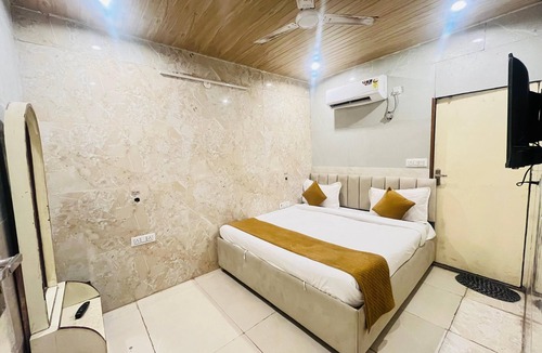 Kalkaji Hotel | Roomshala Hotel Golden Residency